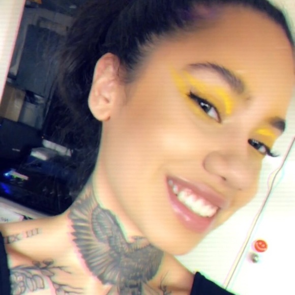 Meet your Posher, Danielle - Picture 2 of 3